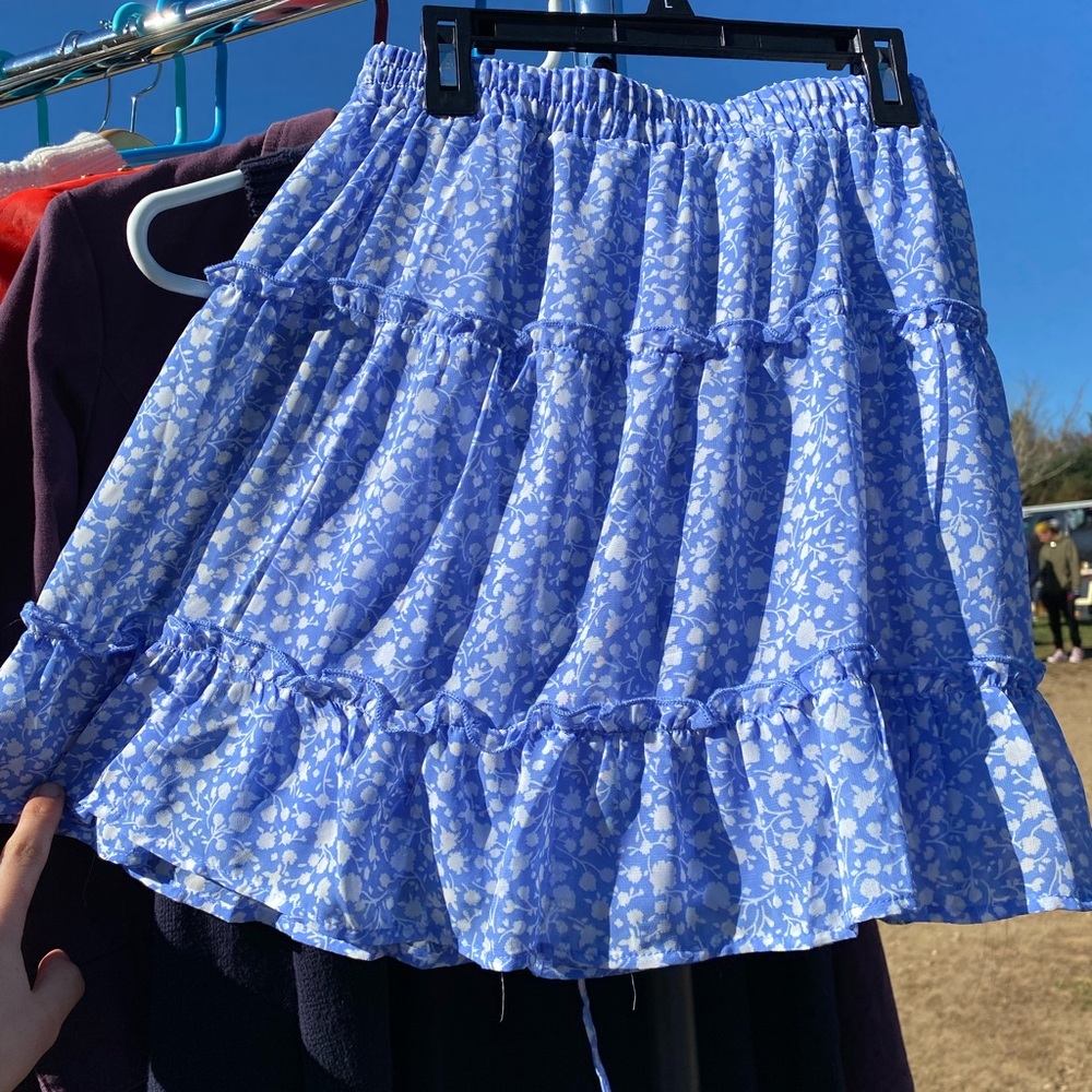 Light blue daisy flow skirt.